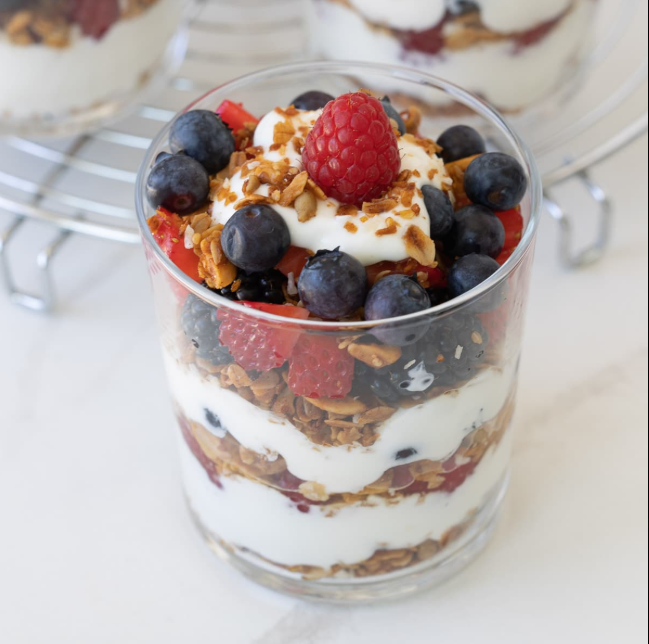 GREEK YOGURT & BERRY PARFAIT